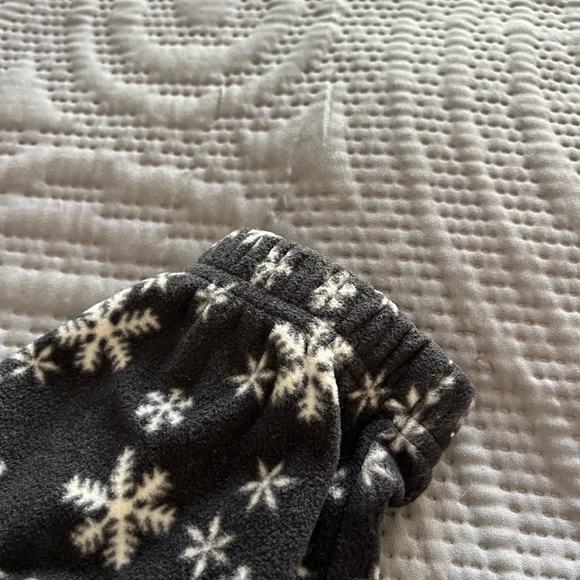 Old Navy Fleece Snowflake Pajama Set - Picture 9 of 11